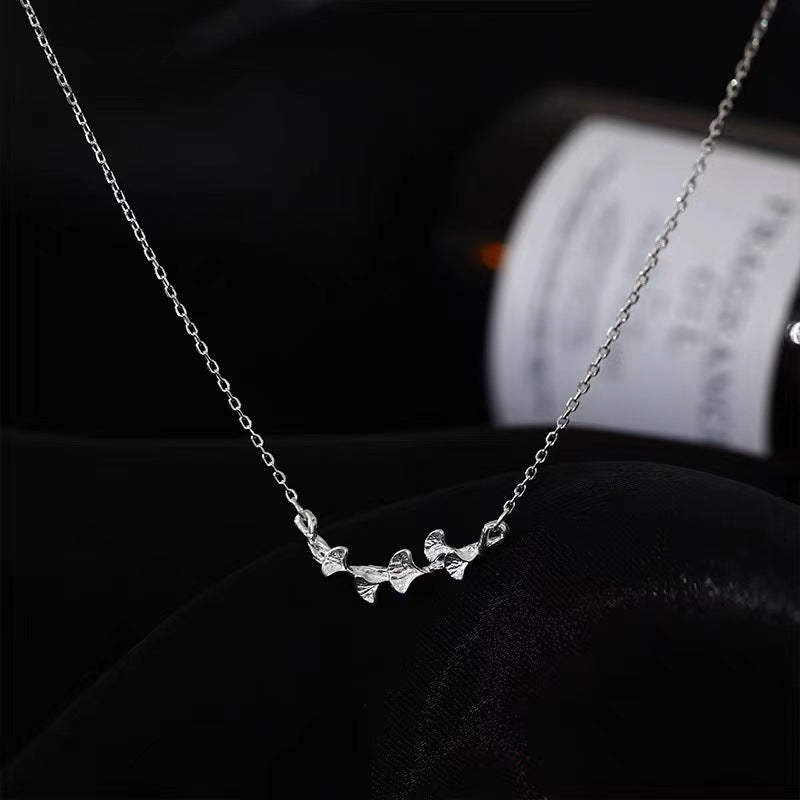 银杏の葉ネックレス クリアーで高級感 女性向け コンパクト オーガニック ギフト