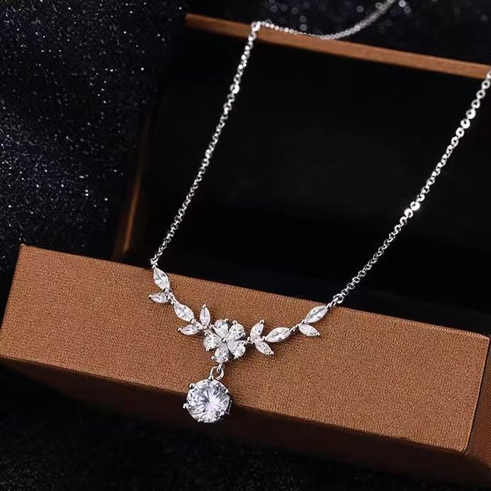 月桂樹ペンダント女性の小さな新鮮な花の枝デザイン鎖骨チェーンインスタイルシンプルな気質ネックレス親友の誕生日ギフト