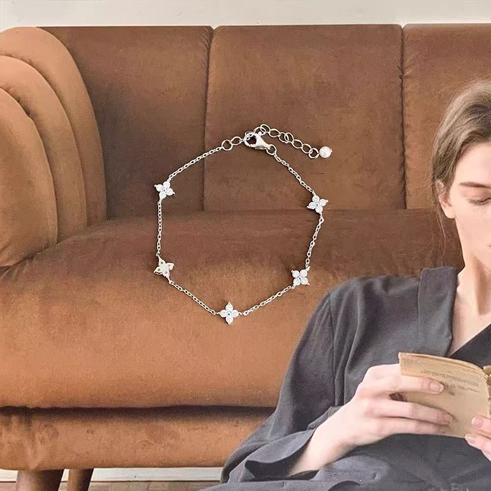 925 スターリングシルバー四つ葉のクローバーパールブレスレット女性のためのニッチデザインライト高級絶妙な積み重ね可能な親友ギフトジュエリー