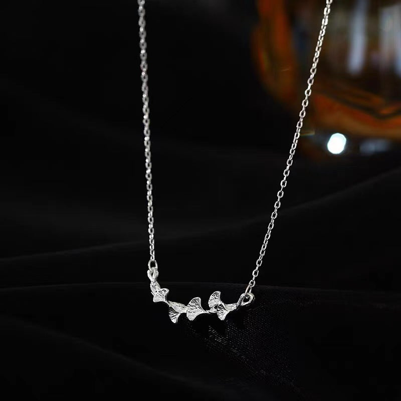 银杏の葉ネックレス クリアーで高級感 女性向け コンパクト オーガニック ギフト