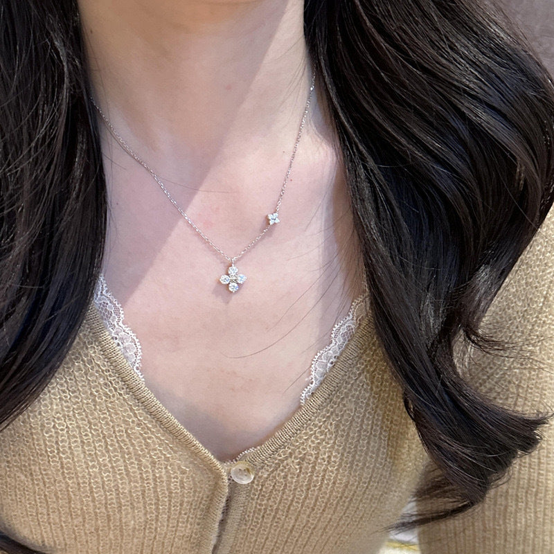 ラッキークローバーペンダント女性向け精致軽奢感輝くダイヤ風ジルコニアロックネックレス