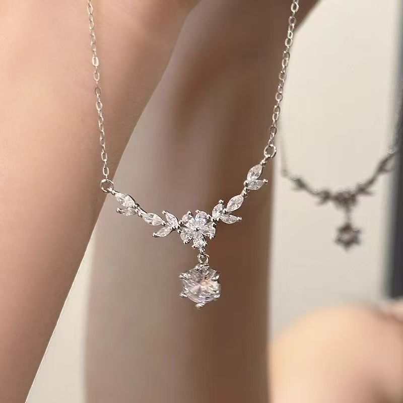 月桂樹ペンダント女性の小さな新鮮な花の枝デザイン鎖骨チェーンインスタイルシンプルな気質ネックレス親友の誕生日ギフト