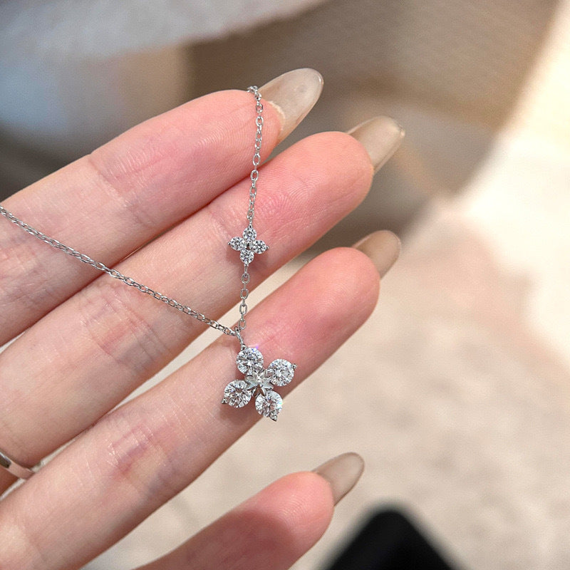 ラッキークローバーペンダント女性向け精致軽奢感輝くダイヤ風ジルコニアロックネックレス